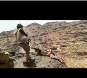 شاهد الفيديو .. مرتزقة العدوان يعدمون أسير على طريقة داعش الوحشية