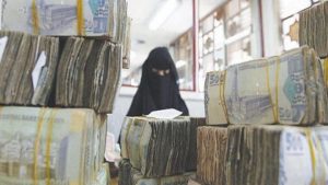 انهيار متواصل للريال اليمني أمام الدولار والريال السعودي وهذه أسعار صرف العملات في أخر تعاملات قبل قليل