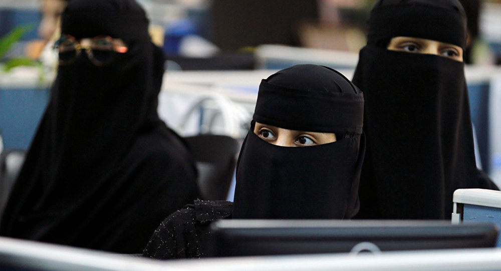 السلطات السعودية تسمح للنساء قيادة الدراجات النارية يمني برس