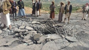 بالصور : تحالف الإجرام يشدد حصاره على اليمن بقصف وتدمير الطرقات والجسور