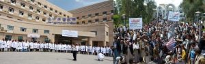 مئات الأطباء يحتجون في صنعاء تنديداً بإستمرار العدوان والحصار