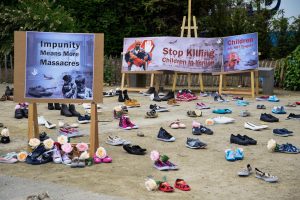 مئات الأحذية في ساحة مقر المفوضية الأوروبية احتجاجًا على الجرائم بحق أطفال اليمن