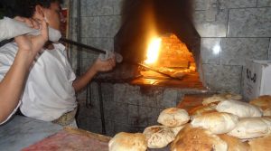 مكتب الصناعة في عمران ينفذ حملة رقابية على تنفيذ قرار سعر ووزن الخبز