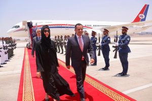 لا تفوتك المشاهد.. رئيس حكومة الفنادق يواجه استقبال مهين في مطار أبو ظبي