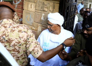 خروج الرئيس السوداني المعزول “عمر البشير” من السجن.. السبب!!