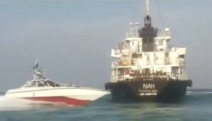 الإمارات تلتزم الصمت درءاً للفضيحة.. هذه أحدث صورة لسفينة التهريب الإماراتية المحتجزة في إيران