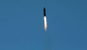 ظريف.. صاروخ بالستي إيراني قادر على حمل رؤوس نووية