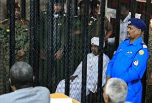 “شاهد” الرئيس السوداني المعزول “عمر البشير” في الجلسة الأولى لمحاكمته