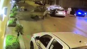 بالفيديو.. إطلاق نار ومعركة حقيقة في حي الفيحاء شرق العاصمة السعودية الرياض
