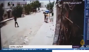 مقاطع فيديو توثق قيام مليشات الحزام الأمني باقتحام ونهب منازل قيادات مقربة من الفار هادي في عدن