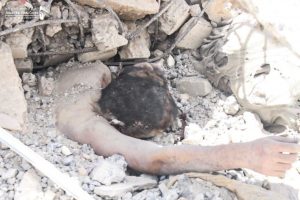 صور مؤلمة جداً.. شاهد جثث الأسرى تحت أنقاض سجن ذمار بعد استهدفه بغارات لطائرات العدوان