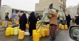 في ظل تبادل الاتهامات بين ميلشيا السعودية والامارات.. سكان عدن معاناة وانقطاع المياه منذ اسابيع