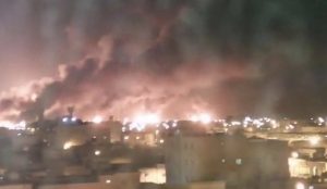 شتعال النيران في مصفاتي #بقيق و #خريص في المنطقة الشرقية #السعودية بعد استهدافها بـ 10 طائرات مسيرة