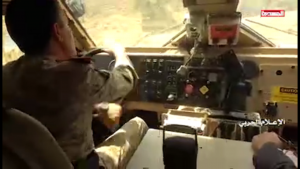 “فيديو”.. وزير الدفاع يظهر على متن مدرعة سعودية في  الصفوف الأولى خلال عملية “نصر من الله”