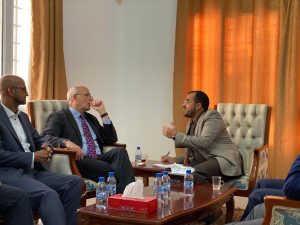 صور وتفاصيل لقاء الوفد الوطني بالسفير البريطاني لدى اليمن في مسقط