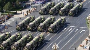 الصين تنظم أكبر عرض عسكري في تاريخها وتستعرض للمرة الأولى الصاروخ النووي “دي اف 41 “صورة”