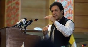 نجاة وزير باكستان السابق “عمران خان” من محاولة اغتيال.. (تفاصيل وفيديو)