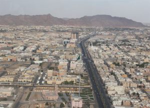 مصادر خاصة تكشف لـ”يمني برس”، تفاصيل ما يحدث في هذه الأثناء وسط الأحياء السكنية بمدينة نجران وعدد المدرعات والدبابات التي انتشرت
