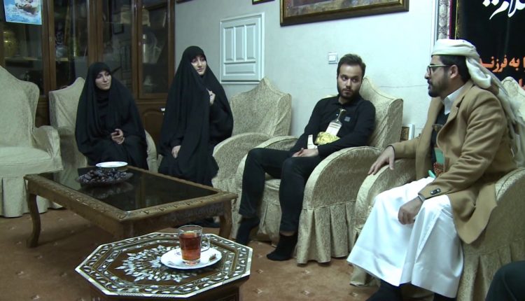 السفير اليمني مع عائلة الشهيد سليماني