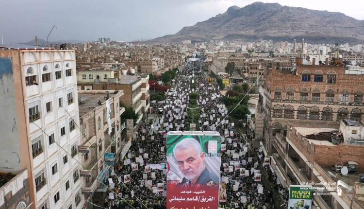 صور جوية من المسيرة الجماهيرية الحاشدة التي اقيمت في ساحة باب اليمن بالعاصمة #صنعاء تنديداً بالاعتداء الأمريكي واغتيال القائدين المجاهدين سليماني والمهندس ورفقهما.