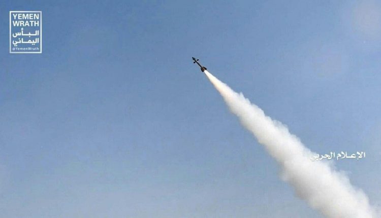 صور للحظة إطلاق صواريخ الدفاع الجوي اليمني على سلاح الجو المعادي