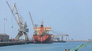 العدوان السعودي يواصل منع السفن النفطية والغذائية من دخول ميناء الحديدة