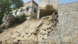 انهيارات صخرية مخيفة في شوارع وأحياء محافظة حجه “شاهد الصور”