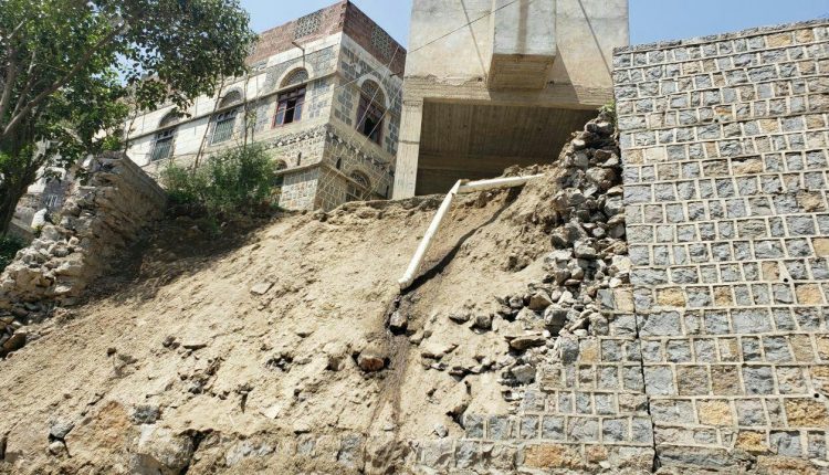 انهيارات صخرية مخيفة في شوارع وأحياء محافظة حجة “صور أولية”