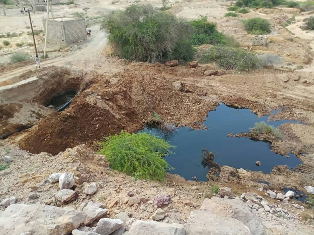 تلوث بيئي كبير على إمتداد خط أنبوب النفط في شبوة “صور” يمني برس