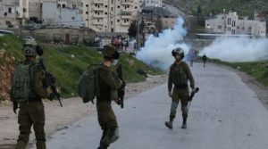 الاحتلال الصهيوني يعتقل عدد من الفلسطينيين ويغلق مدخل بلدة نعلين في رام الله
