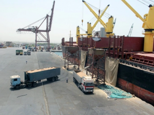 الهاشمي: العدوان يتعمد زيادة الكلفة على المواطن بتحويله الواردات لميناء عدن