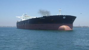 ناقلة عملاقة تصل ميناء الضبة لسرقة النفط اليمني بقيمة تتجاوز 165 مليون دولار