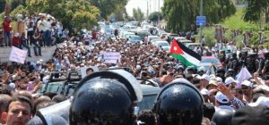 في مسيرات اليوم الجمعة.. الأردنيون يرفضون “مقايضة الكهرباء بالماء”