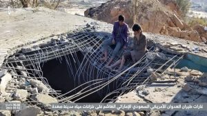 بالصور.. العدوان يقصف خزانات مياه وشبكة اتصالات تغذي محافظة يمنية كاملة