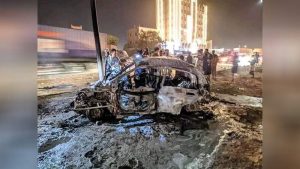 4 قتلى وجرحى بينهم صحفي في انفجار استهدف سيارته في عدن