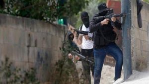 مقاومون فلسطينيون يطلقون النار باتجاه مركبة للعدو الإسرائيلي في الأغوار