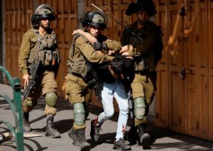 عاجل| الاحتلال الصهيوني يعتقل شابين فلسطينيين بعد مداهمة منزلهما شرق قلقيلية