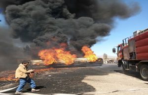 شاهد/ حريق هائل وفاة شخص وإصابة اخرون في حادث تصادم قاطرة وقود وسيارة لأحد المواطنين بصنعاء (فيديو وتفاصيل)