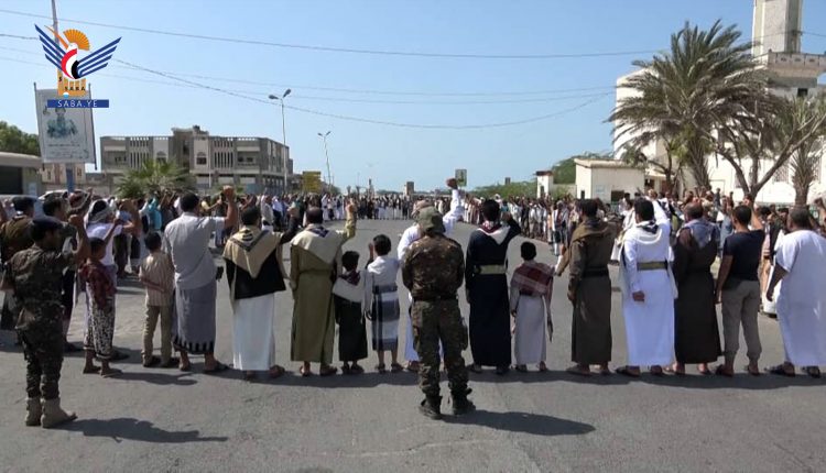 وقفات احتجاجية لأبناء مديريات الحديدة للتنديد بجرائم النظام السعودي