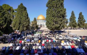 نحو 65 ألف فلسطيني يؤدون صلاة الجمعة في باحات المسجد الأقصى