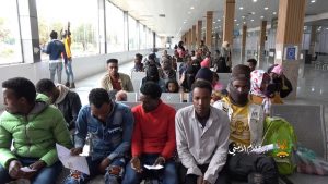 إعادة 73  من المهاجرين غير الشرعيين إلى بلدهم عبر مطار صنعاء الدولي