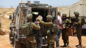 قوات العدو تعتقل جريحاً فلسطينياً في جنين وتشن مداهمات بالقدس