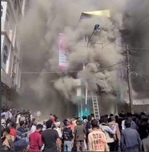 حريق لأحد المحلات التجارية وسط مدينة إب