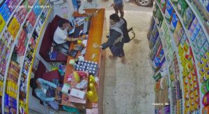 شاهد بالفيديو ـ عصابة مسلحة تقتحم محلات الزريقي التجارية وسط مدينة تعز