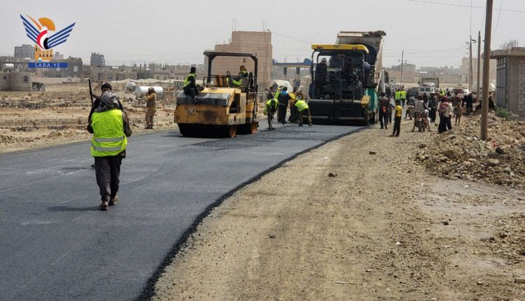 ذمار.. المحافظ البخيتي يتفقد إنجاز مشروع سفلتة طريق ذي سحر العشاو في عنس9