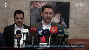 بالفيديو.. هذا ما صرح به رئيس لجنة شؤون الأسرى لحظة وصوله مطار صنعاء الدولي؟