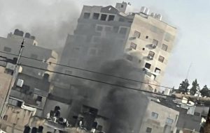 قوات الاحتلال الإسرائيلي تحاصر منزلاً في جنين وسط اشتباكات مسلحة
