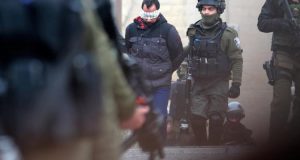 قوات الاحتلال الإسرائيلي تعتقل شابين فلسطينيين في القدس المحتلة