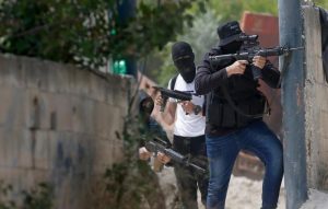 مقاومون فلسطينيون يستهدفون حاجز “بيت فوريك” بنابلس بالرصاص والعبوات المتفجرة