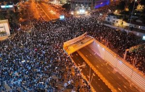 عشرات الآلاف من الصهاينة يواصلون تظاهراتهم ضد حكومة نتنياهو المتطرفة